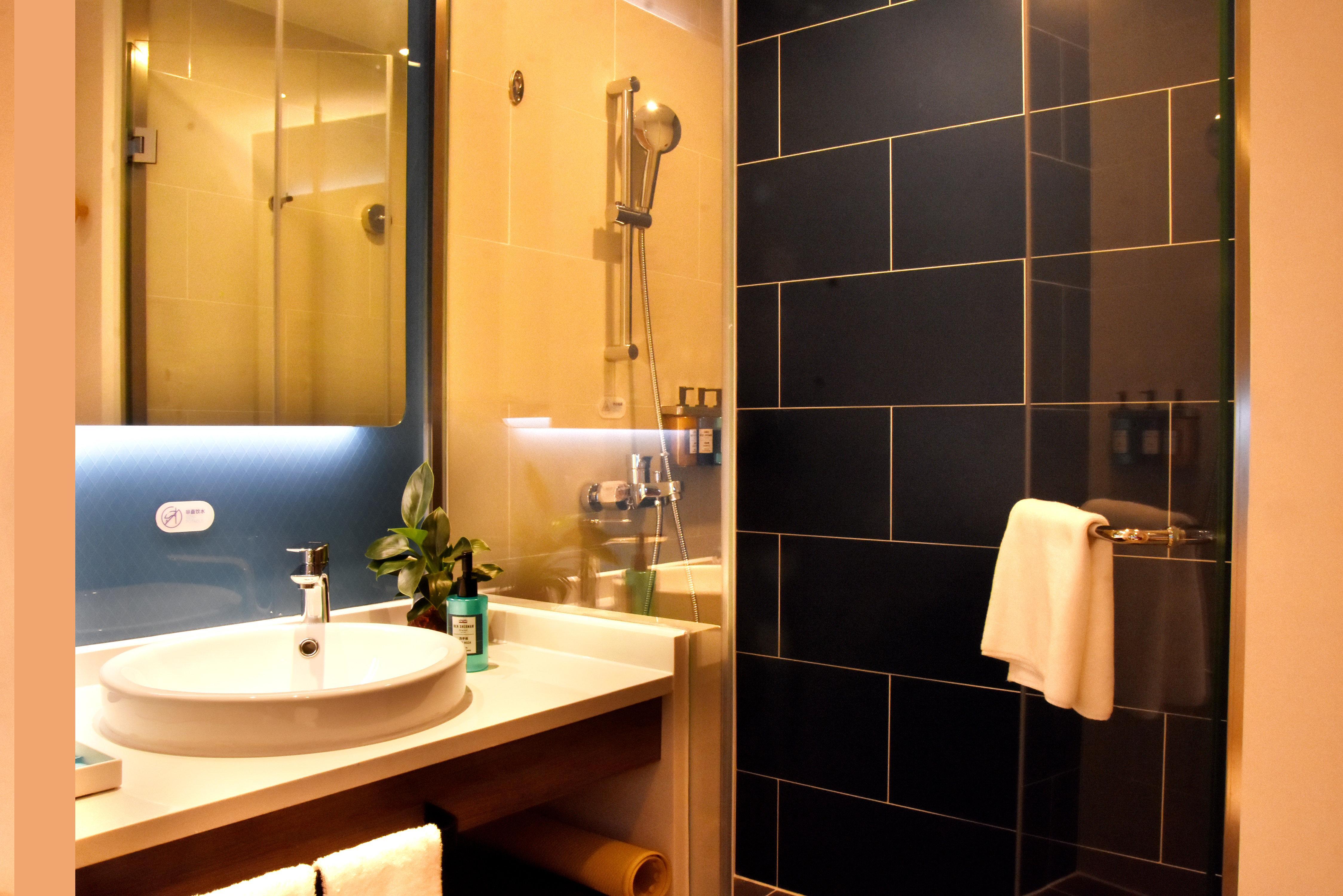 Holiday Inn Express Shanghai Gubei By Ihg Exterior photo